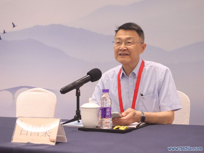 “小明围棋机器东说念主杯”寰球围棋锦标赛（团体）裁判长吕国梁宣读缜密事项