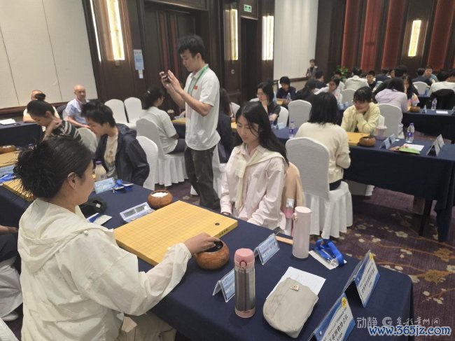 （图为队员在比赛中）